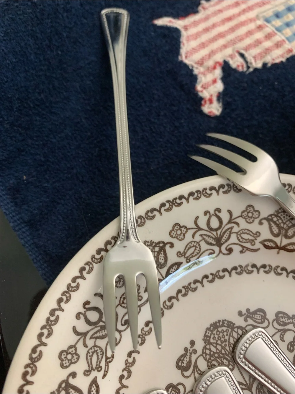 NWOT Oneida Needlepoint pattern S/12 Cocktail Forks 18/8 SS NWOT